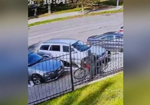 Zostawił torby z paliwem i świeczkę pod komendą policji. Wiadomo, kto to