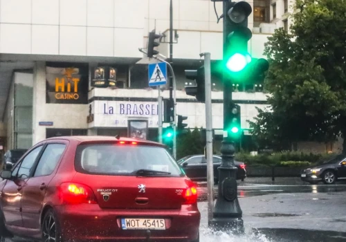 Ochlapanie pieszego wodą z kałuży. Co grozi kierowcy?