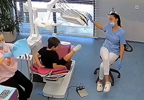 Chłopiec u dentysty