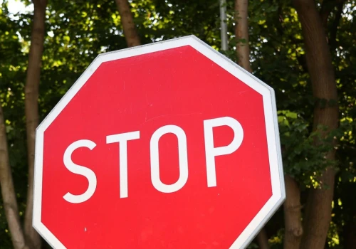 Zatrzymujesz się przy znaku STOP? Za ten błąd dostaniesz 300 zł mandatu