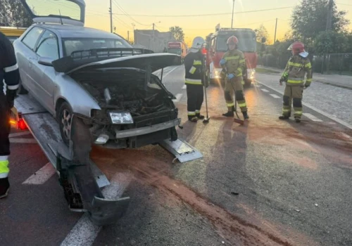 Wypadek na w drodze Piotrków – Bełchatów. Audi wjechało w ciężarówkę