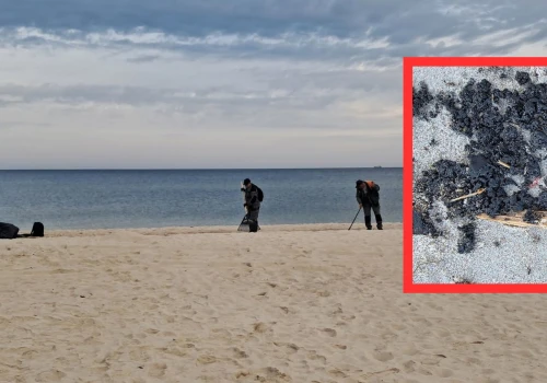 Czarna substancja na plażach Bałtyku. Są wyniki badań z laboratorium