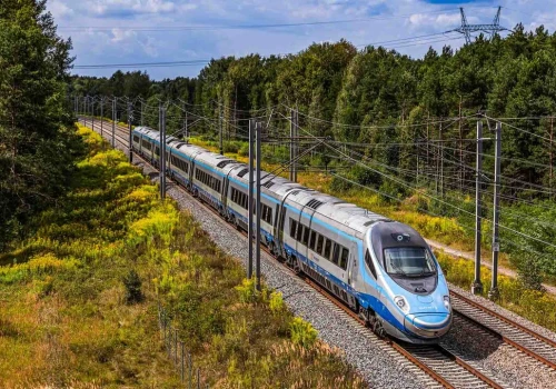 Sto lat PKP, miliony pasażerów. Jak przez dekady zmieniła się polska kolej?