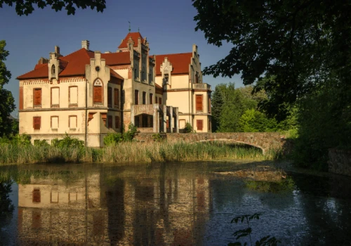 Urokliwy i tajemniczy pałac od lat czeka na kupca. Zabytkowa rezydencja pod Wrocławiem zachwyca nawet zaniedbana