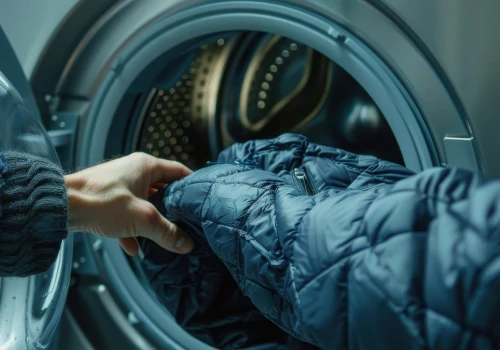 Jak prać kurtkę puchową w pralce? Piłeczki tenisowe to nie mit, ale trzeba użyć ich dobrze