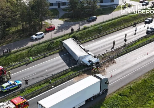 Ciężarówka na boku na trasie S8. „Pękła opona”. Droga zablokowana. Ponad 10 km korka