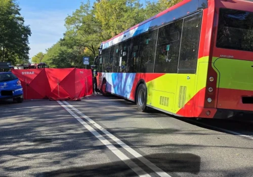 Wyjeżdżał z lasu, wjechał wprost pod autobus. Jedna osoba nie żyje, cztery w szpitalach