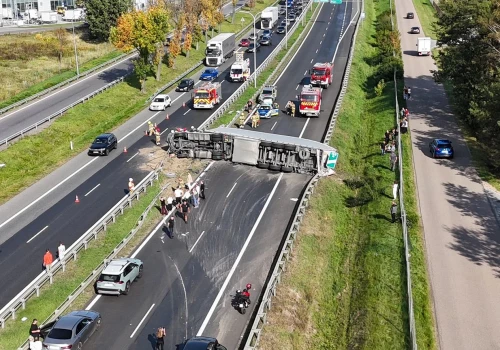 Ciężarówka przewróciła się na bok i zablokowała trasę S8. Korek na 10 kilometrów
