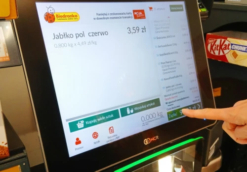 Klienci chcą kasjera, a trafiają do samoobsługi. Lidl i Biedronka tłumaczą zasady