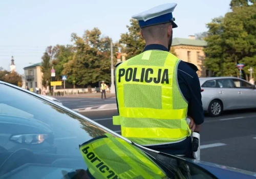 Motocyklista bez prawa jazdy potrącił policjanta