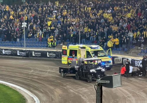 Żużel. Fatalny wypadek Woryny! Huknął w bandę, jedzie do szpitala!