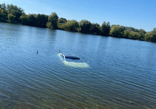 Elektryczna Tesla zatonęła na Bagrach (Galeria)