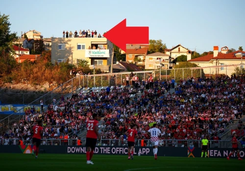Nie mogli wejść na stadion. Tak sobie poradzili