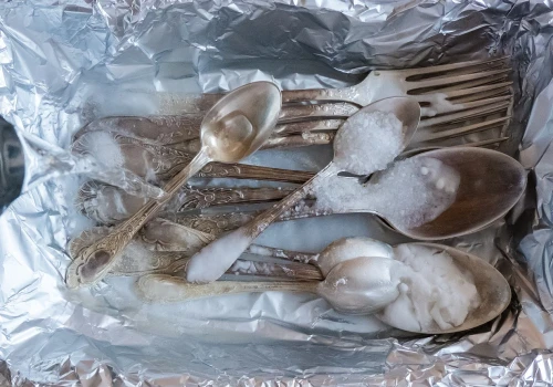 Nie szoruję srebra ani minuty. Wrzucam do miski 4 rzeczy i patrzę, jak znika czarny nalot