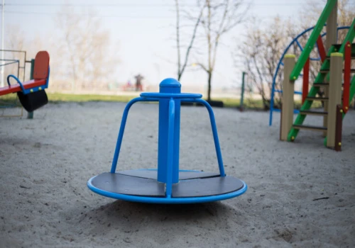 Sześciolatek zakleszczył rękę w karuzeli. Strażacy uwalniali go przez kilka godzin
