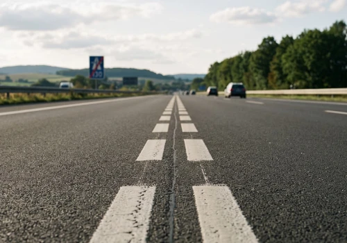 Dwie przerywane linie dezorientują kierowców. Nie namalowano ich bez powodu