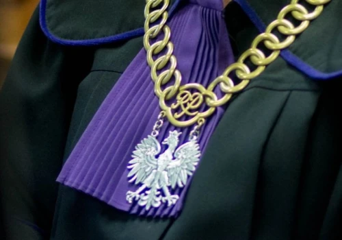 Co oznaczają kolory żabotów przy togach prawniczych?