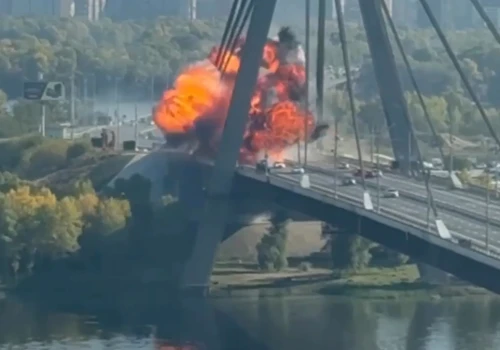 Samochody jechały po moście, gdy doszło do eksplozji. Rosyjski atak w dniu wizyty kanclerza Niemiec