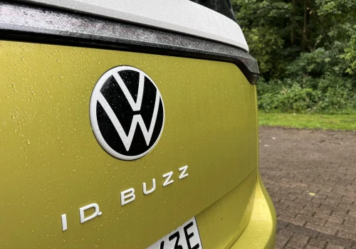 Używany Volkswagen ID. Buzz – poradnik kupującego. Ceny, wersje, zasięg i typowe problemy