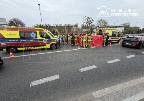 Wypadek na Łazienkowskiej. Reanimowany kierowca w stanie krytycznym trafił do szpitala