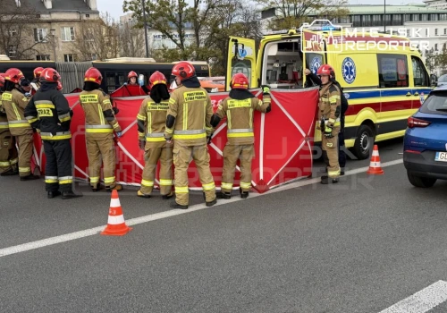 Tragiczny finał wypadku na Trasie Łazienkowskiej. Kierowca zmarł w szpitalu