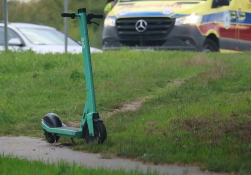 Kolejny wypadek na hulajnodze. Do szpitala trafił ranny 12-latek, jechał bez kasku
