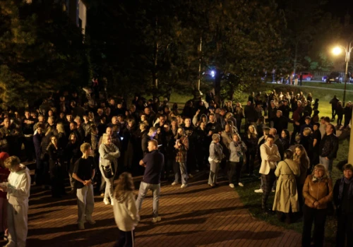 Biskup eskortowany przez policję, protest kilkuset parafian. Niespokojna noc w Grojcu