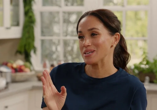 Meghan gotuje i zapowiada niespodzianki. W tle widać jej domową kuchnię