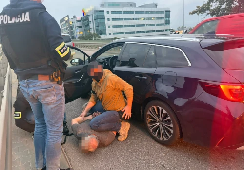 Jechał skradzioną Toyotą i był poszukiwany w Europie. „Kobra” z kolejną skuteczną akcją. Dynamiczne zatrzymanie w Al. Jerozolimskich