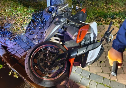 Uderzył w krawężnik i wypadł z drogi. Poważny wypadek motocyklisty