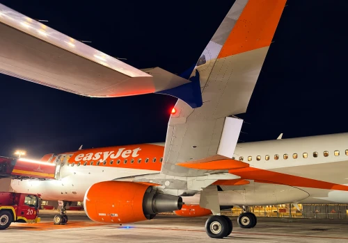 Zderzenie samolotów na lotnisku w Paryżu. Maszyna easyJet urwała kawałek skrzydła z Airbusa A320