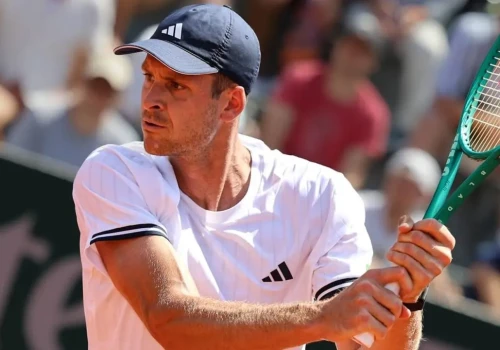 Dramat Hurkacza w półfinale ATP w Pekinie. Polak skreczował