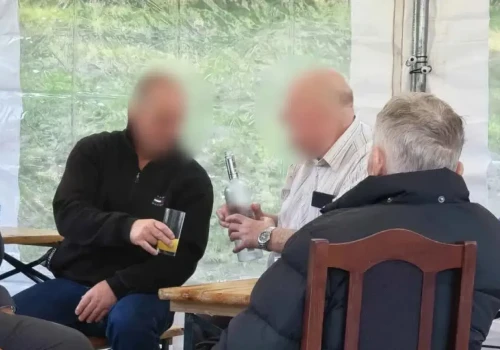 Panowie polewali wódkę, obok trwał piknik piłkarski dla dzieci