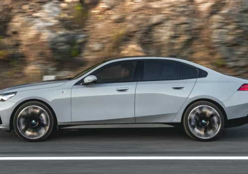 Nowe BMW serii 5 bez kamuflażu. Trójka to przy nim fujka