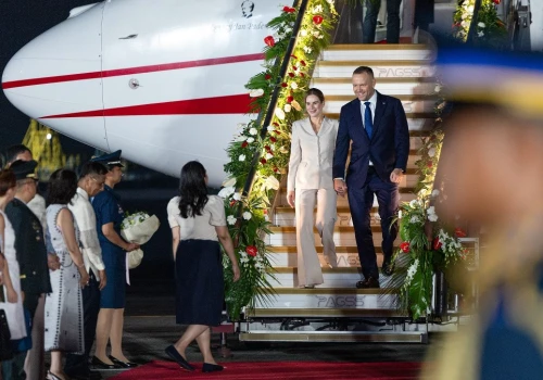Wyszła z samolotu i zaskoczyła wszystkich. Nawrocka tak się ubrała w podróż