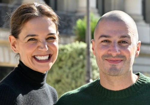 Katie Holmes zachwyca w Paryżu. Nowy partner cały czas trzyma ją za rękę