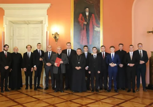 11 młodych mężczyzn chce zostać księdzem. Zaczynają przygotowania do kapłaństwa