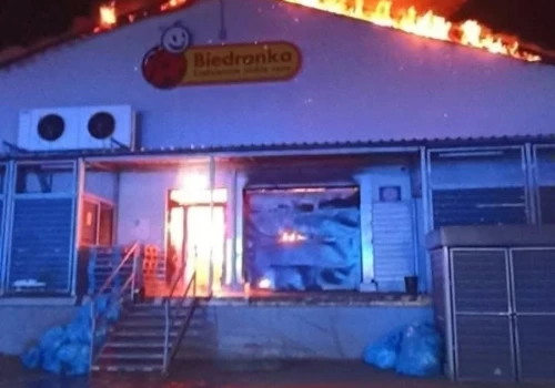 Pali się Biedronka w Jastrzębiu-Zdroju. Dziesiątki strażaków w akcji