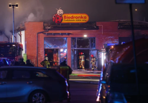 Pożar Biedronki w Jastrzębiu-Zdroju. Kilkudziesięciu strażaków w akcji