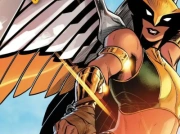 Isabela Merced jako Hawkgirl w pełnej krasie. Jest też szczęśliwy Superman z dzieckiem w ramionach