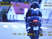 Pijany motocyklista z dożywotnim zakazem, uciekał 206 km/h z pasażerką