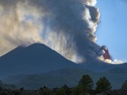 Lotnisko w Katanii przerwało działalność. Etna dymi i wyrzuca lawę