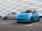 Ma wygląd, ale to nie wystarczy. Elektryczny Abarth 500 szoruje buty poprzednikowi