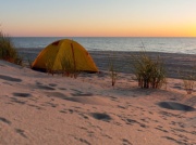 Nawet 500 zł kary za rozłożenie namiotu na plaży. Da się zrobić to legalnie i bez mandatu