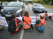 Dramatyczne sceny w Warszawie. Aktywiści blokowali ruch. Spryskano ich gaśnicą i gazem