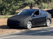 Tesla Model Y Juniper (?) uchwycona w maskowaniu. Biorąc pod uwagę Model 3 Highland, powinna być za 2-4 kwartały