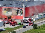 Ewakuacja w Krośnie. Pożar marketu budowlanego, gęsty dym w okolicy