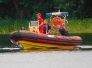 Tuchom. Wiatr wywrócił dwa rowery wodne z dziewięcioma osobami. Służby szukają 17-latka