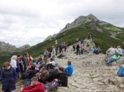 Turyści oblegają górskie szlaki. Kolejki na Giewont i Rysy