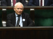 Jarosław Kaczyński dostał po kieszeni. Pominął kilka słów, będzie musiał zapłacić